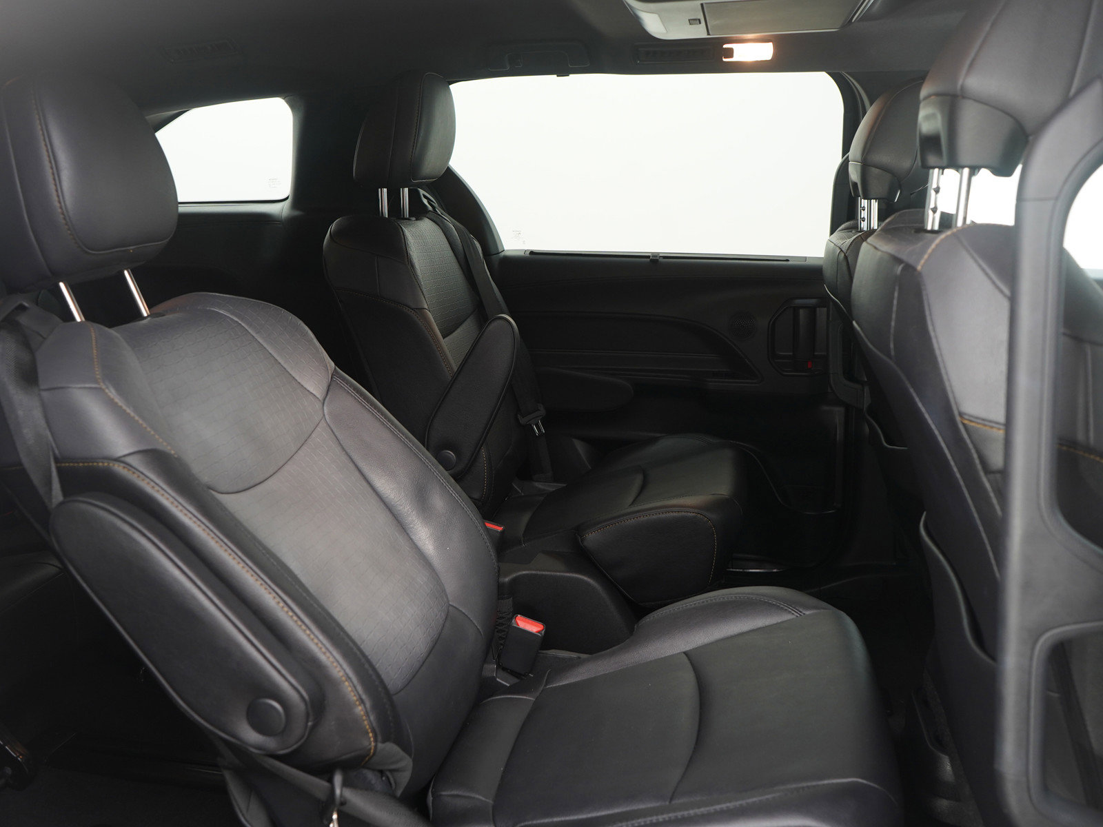 Used 2023 Toyota Sienna XLE Woodland Edition image 12