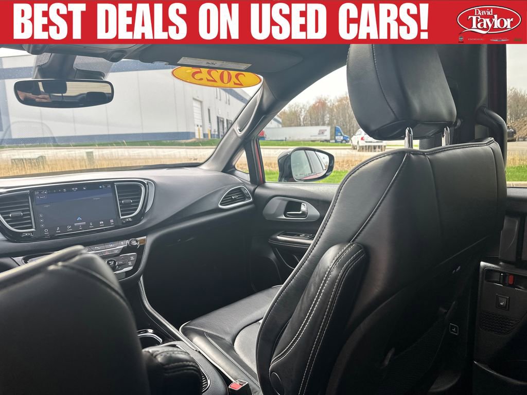 Used 2025 Chrysler Pacifica Limited FWD image 23