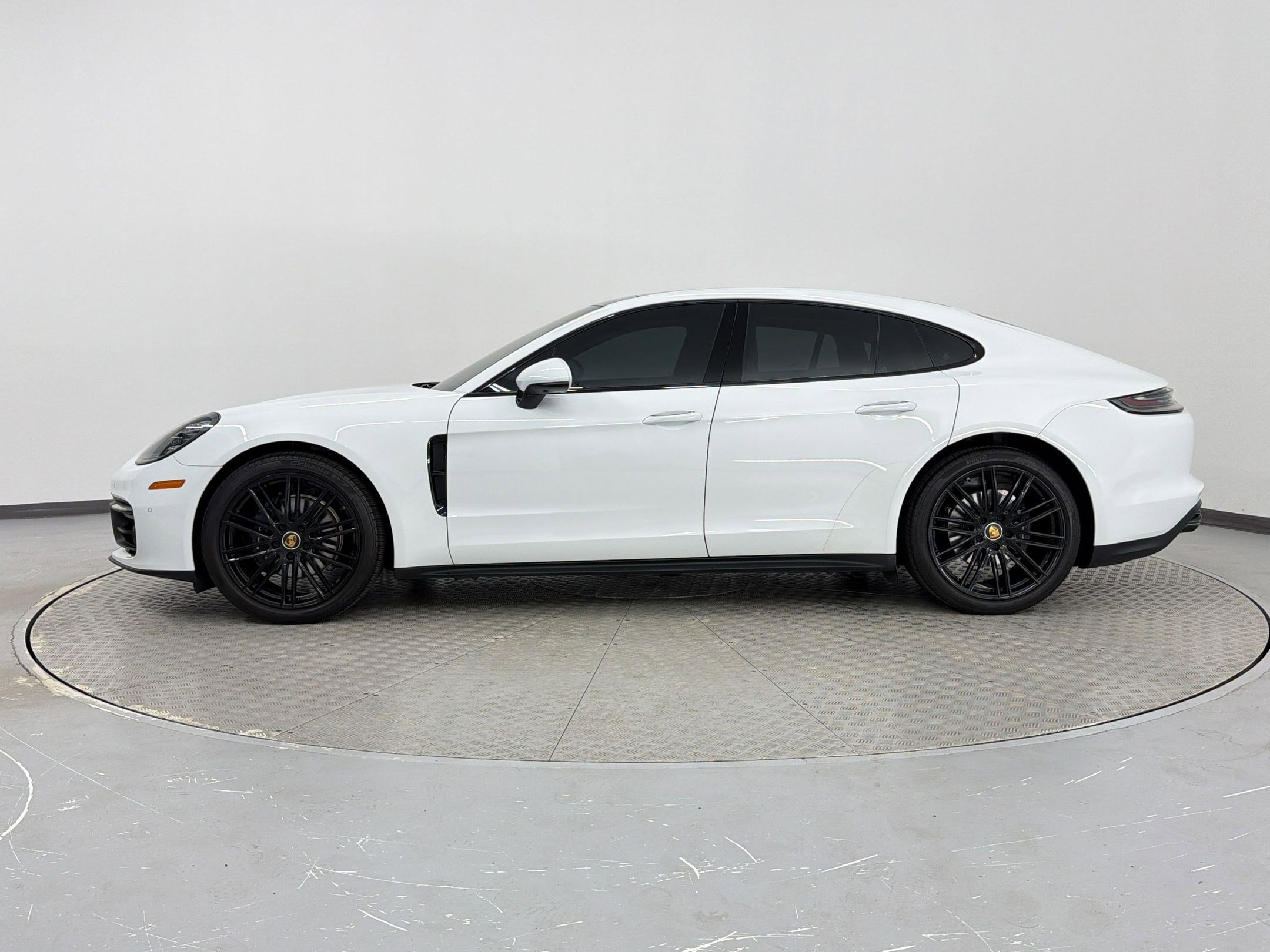 Certified 2023 Porsche Panamera Platinum Edition image 2