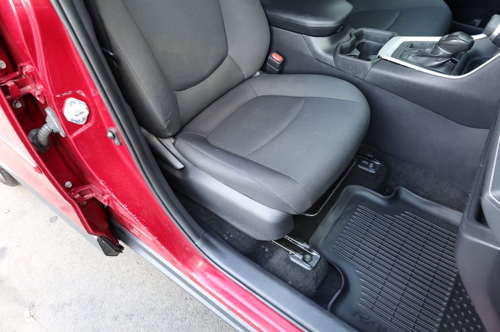 Certified 2021 Toyota RAV4 LE AWD/4WD image 24