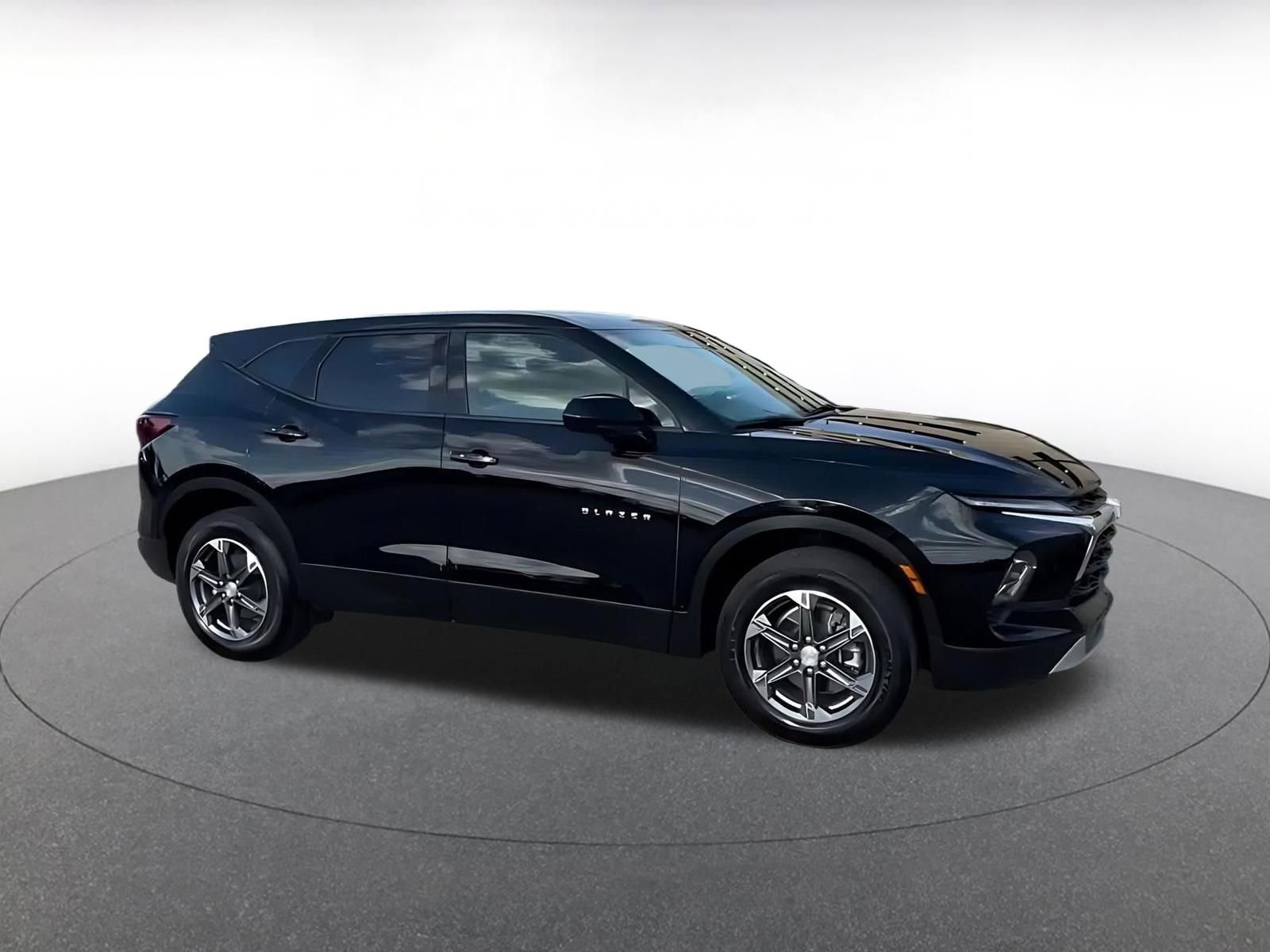 Used 2025 Chevrolet Blazer LT image 2