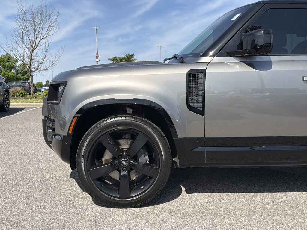 Used 2023 Land Rover Defender 130 X-Dynamic SE image 9
