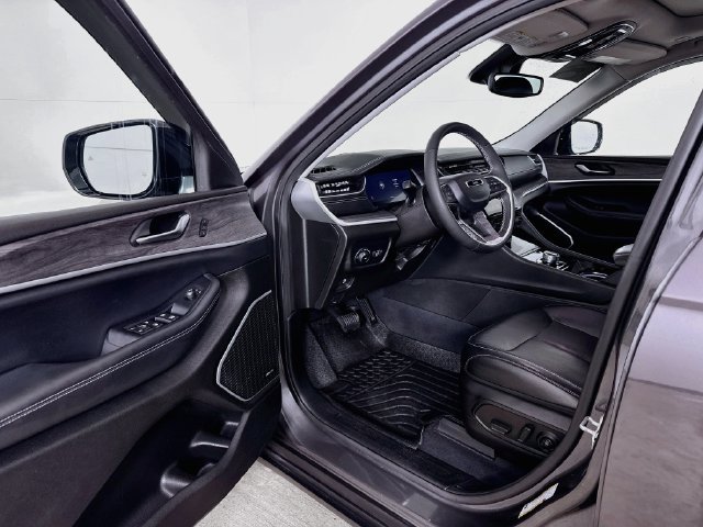 Used 2023 Jeep Grand Cherokee L Limited w/ Black Appearance Package AWD/4WD image 3