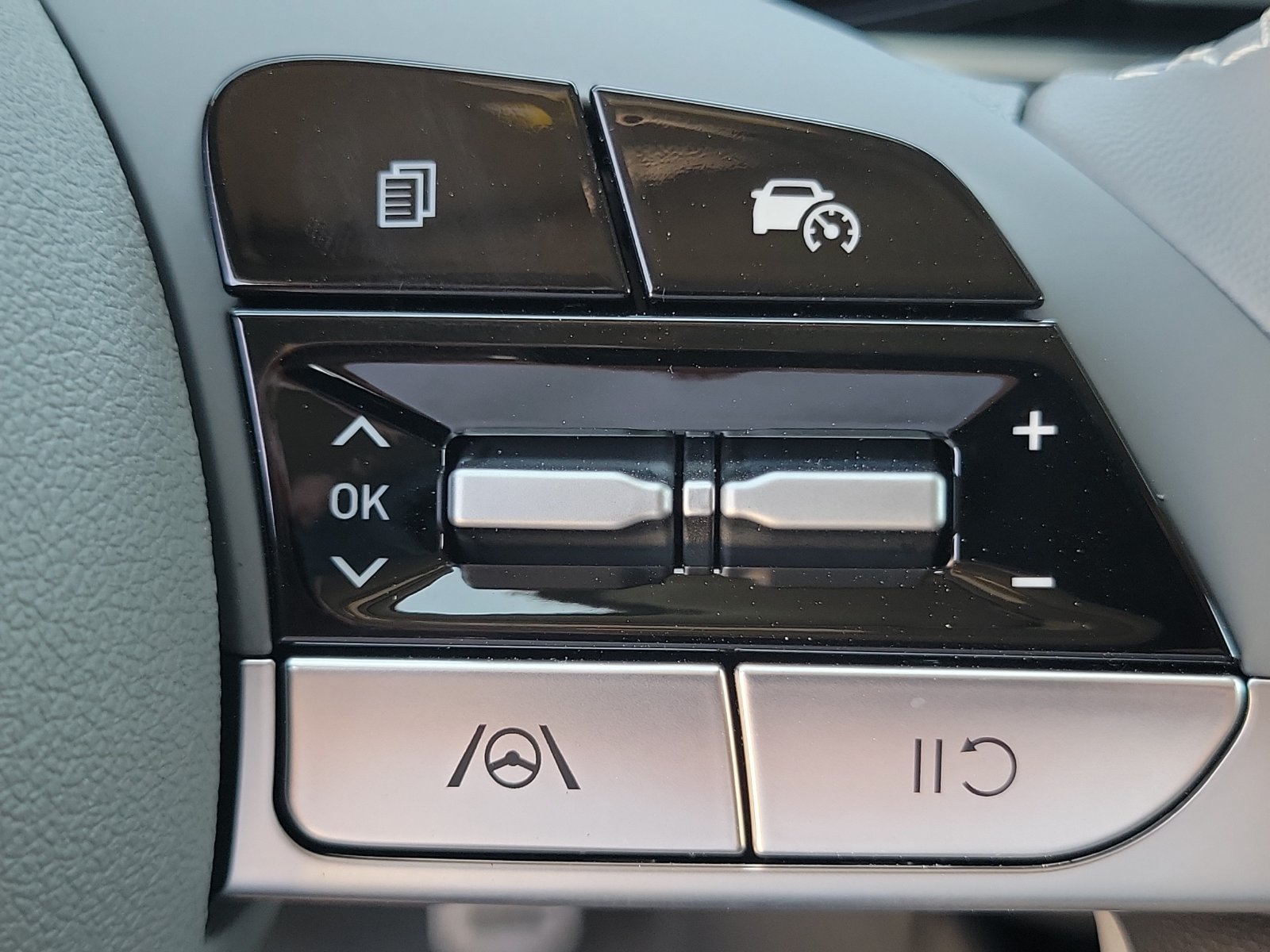 New 2026 Hyundai Elantra Sport FWD image 9