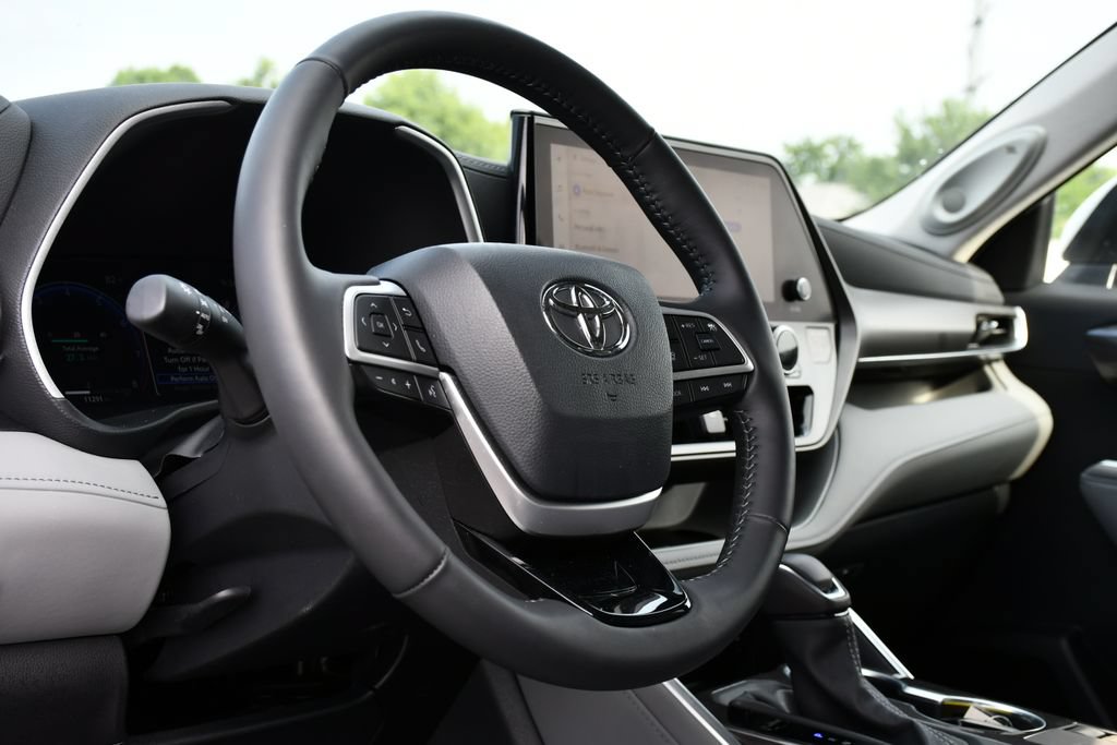 Used 2024 Toyota Highlander Limited FWD image 15