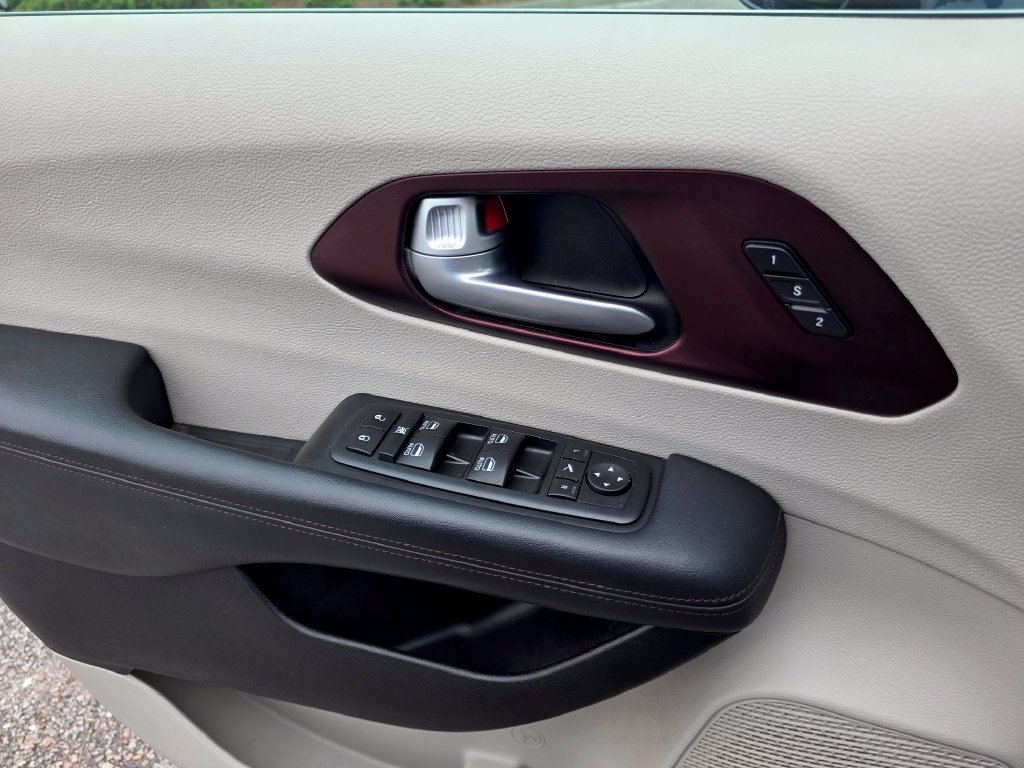 Used 2017 Chrysler Pacifica Limited FWD image 14