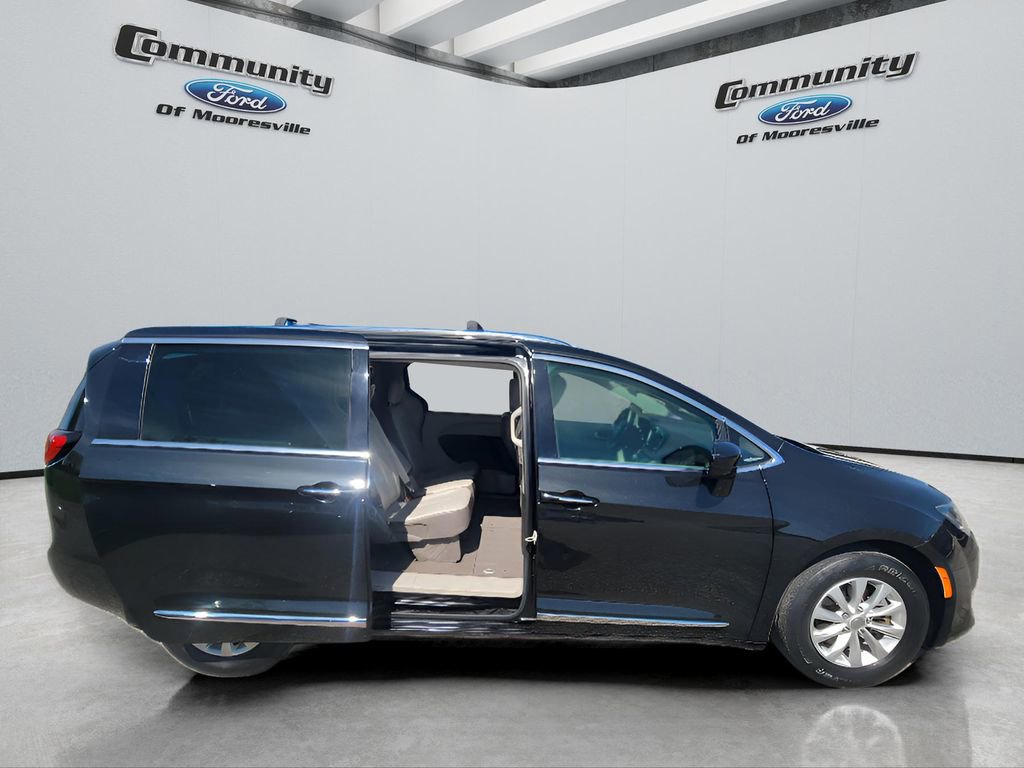 Used 2018 Chrysler Pacifica Touring-L image 30