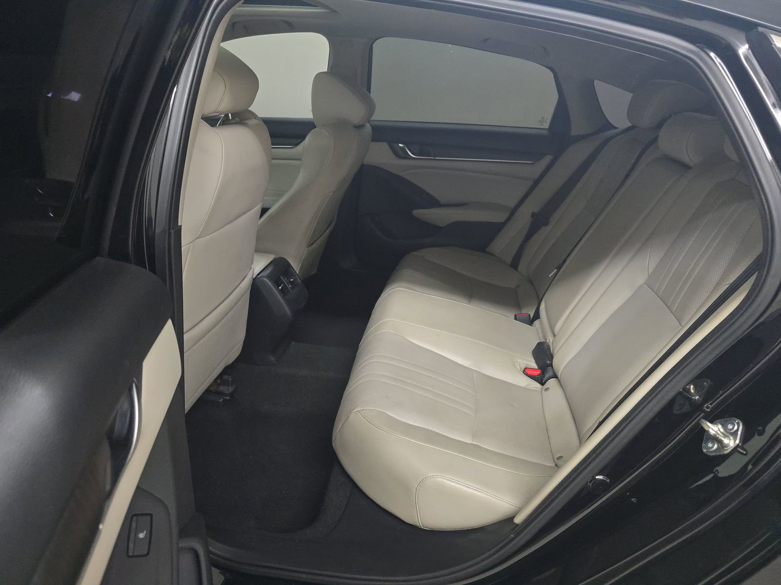 Used 2018 Honda Accord Touring image 12