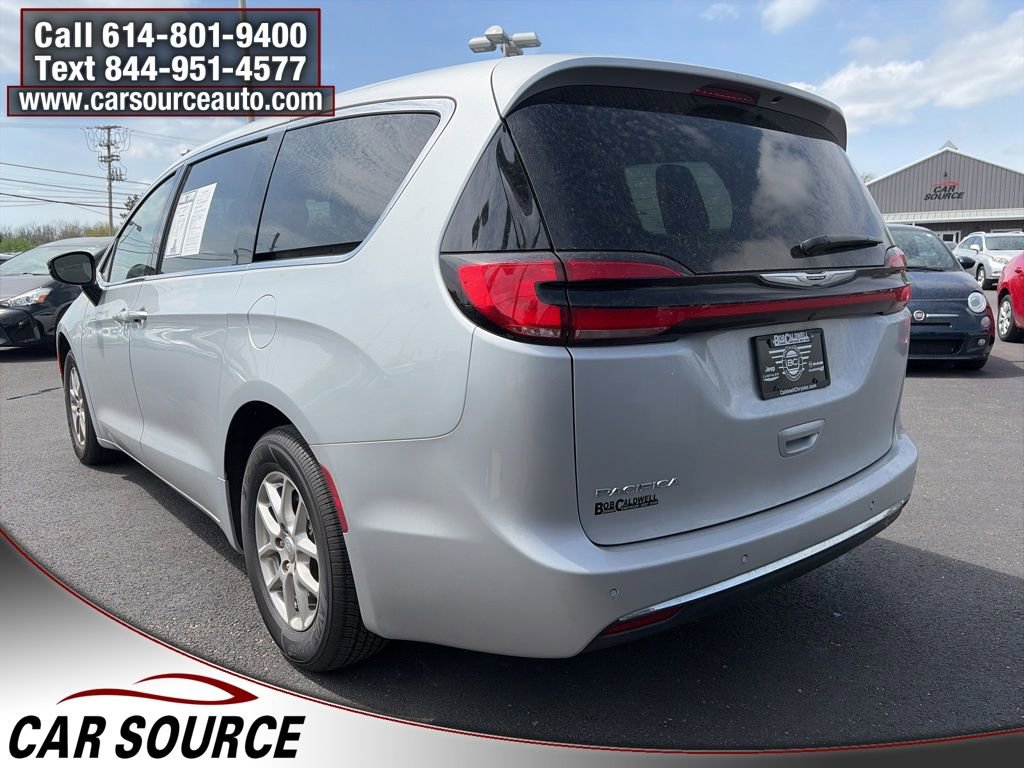 Used 2024 Chrysler Pacifica Touring-L FWD image 9