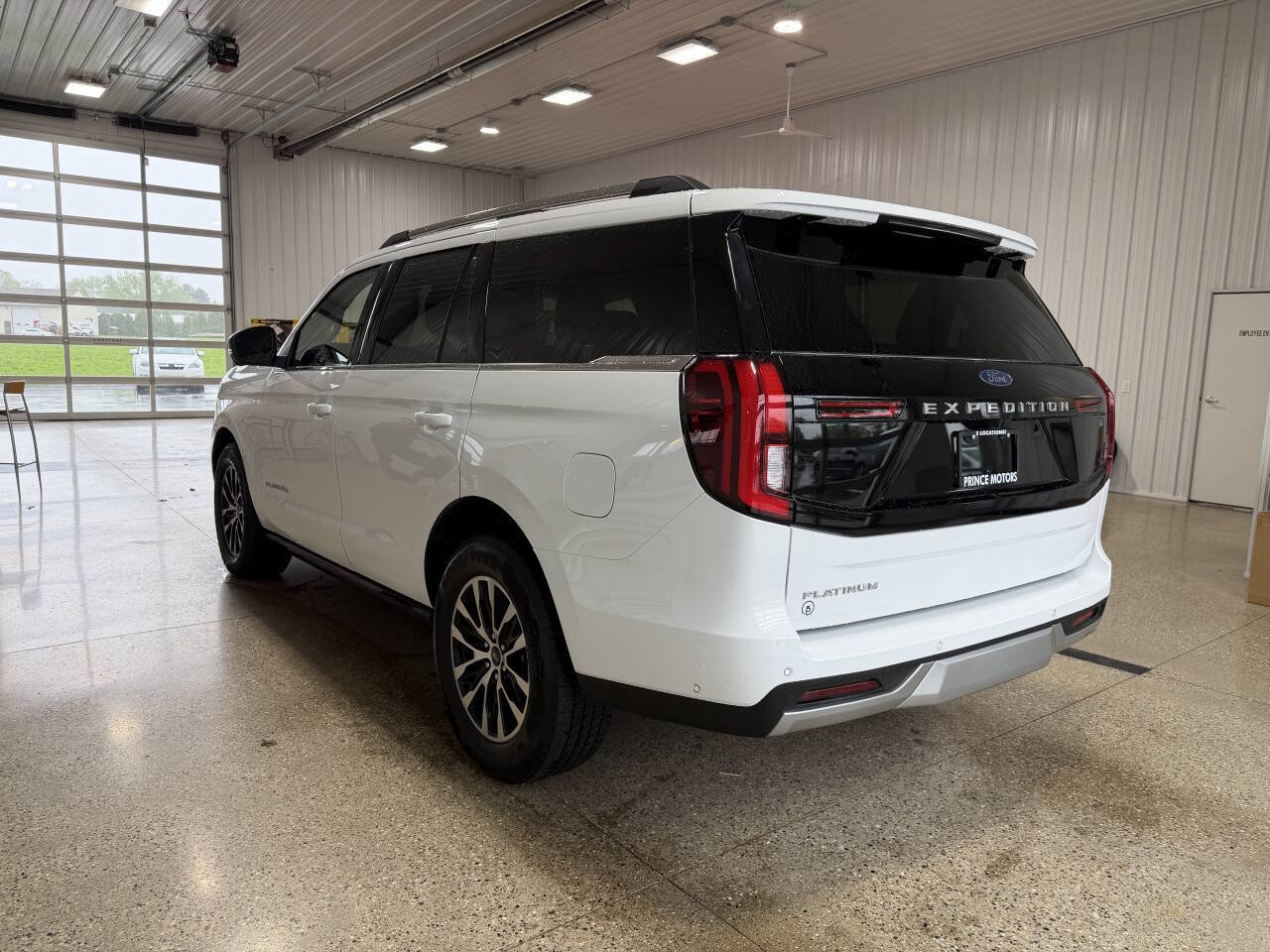 Used 2025 Ford Expedition Platinum AWD/4WD image 3