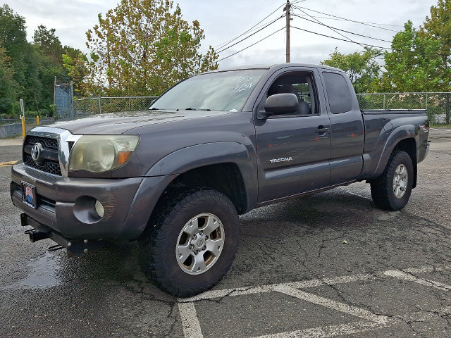 Used 2011 Toyota Tacoma 4x4 Access Cab V6 w/ TRD Off-Road Pkg image 2