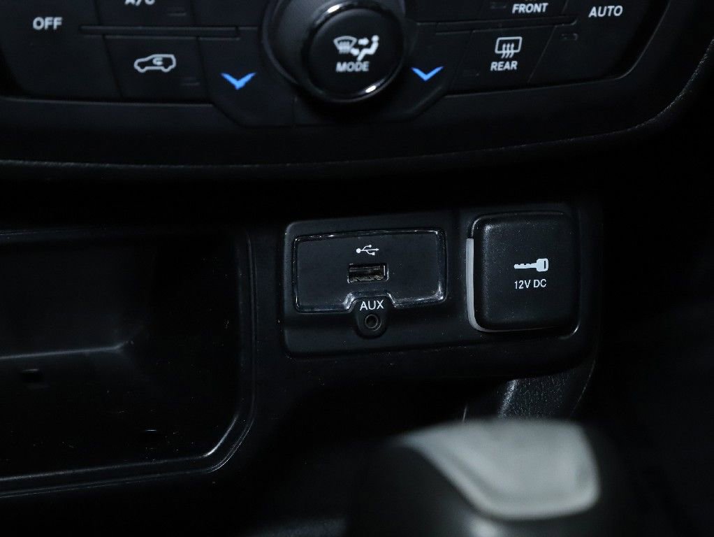Used 2018 Jeep Renegade Latitude FWD image 26