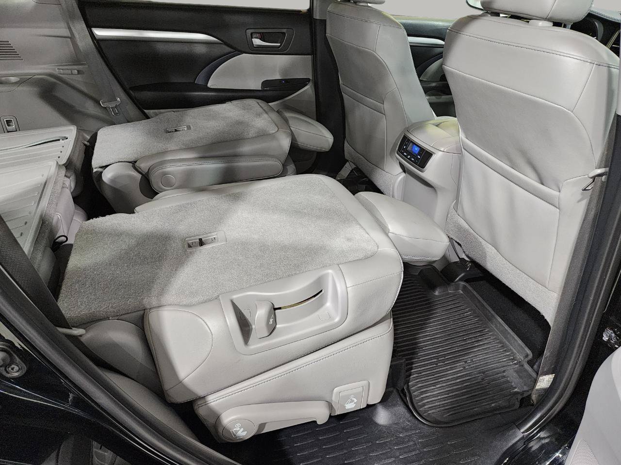 Used 2019 Toyota Highlander XLE AWD/4WD image 38