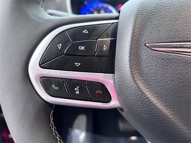 Used 2025 Chrysler Pacifica Select image 17