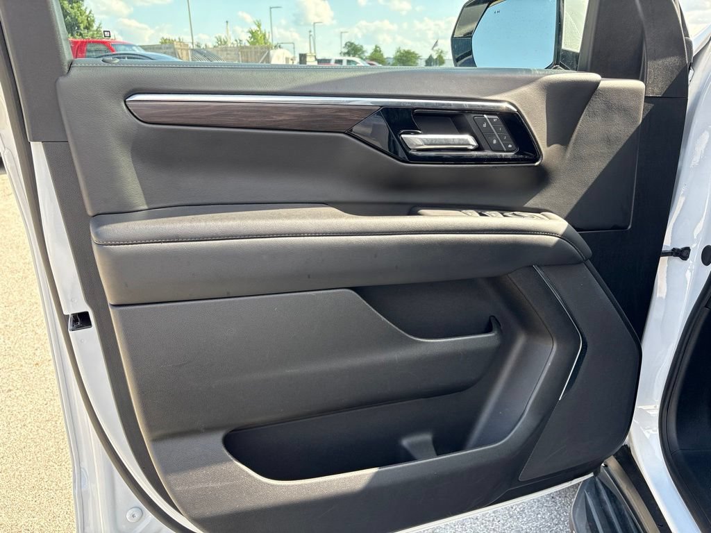 Used 2025 Chevrolet Tahoe LT AWD/4WD image 9