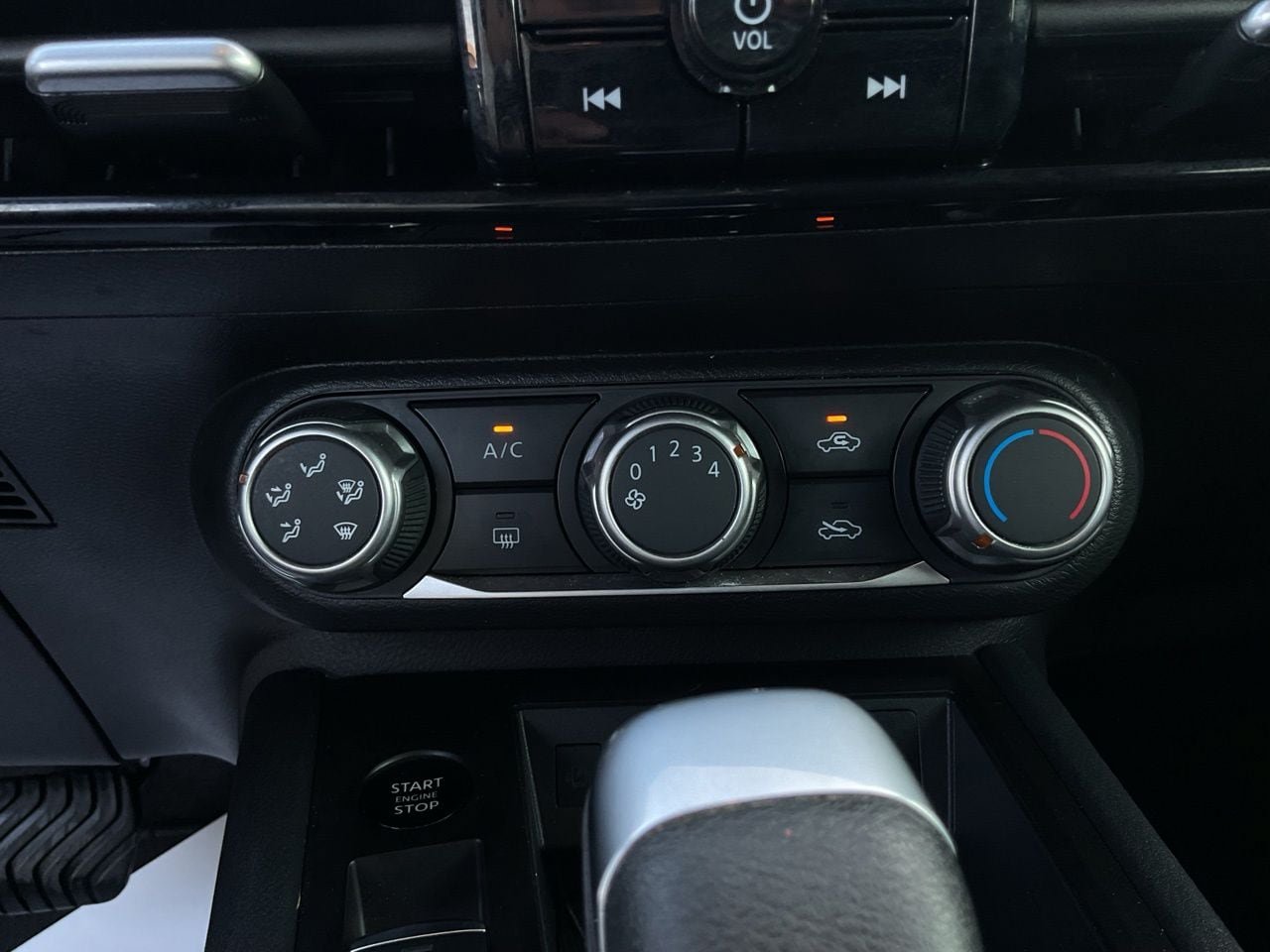 Used 2025 Nissan Kicks SV FWD image 23