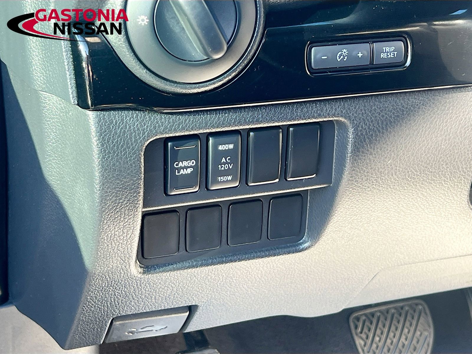 Used 2021 Nissan Titan SV w/ SV Convenience Package image 13