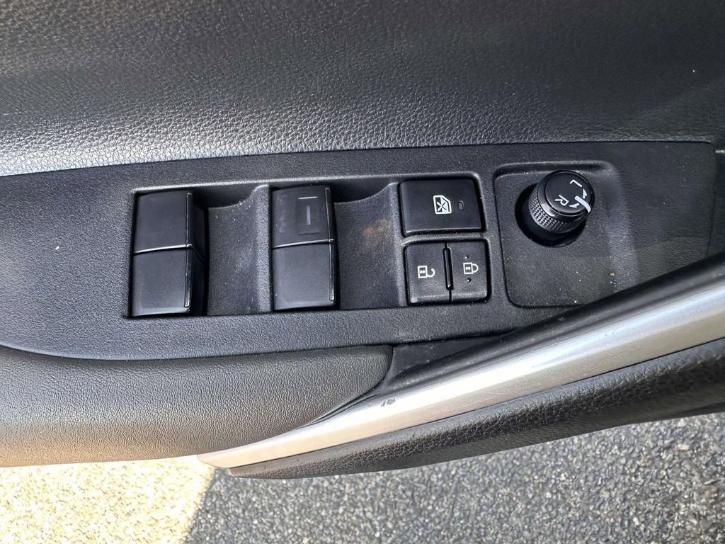 Used 2022 Toyota Corolla Cross XLE w/ Convenience Package AWD/4WD image 9