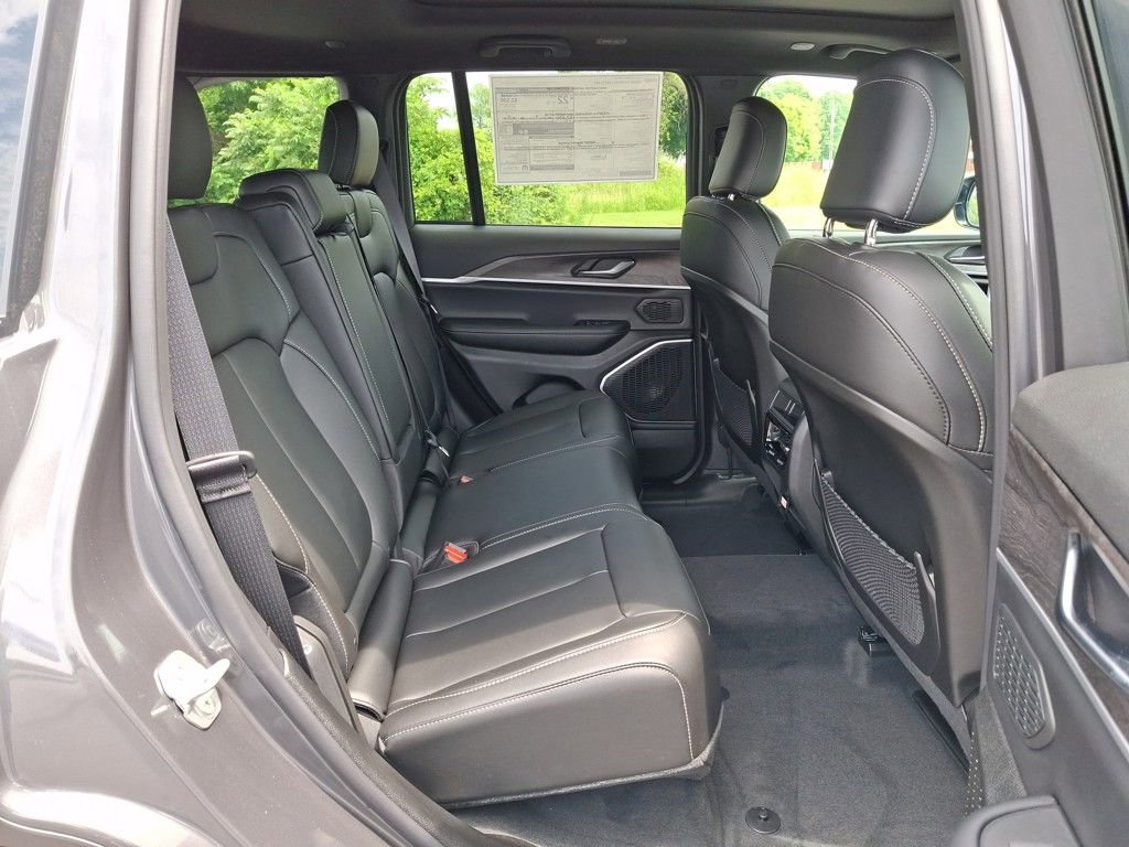 New 2025 Jeep Grand Cherokee Limited w/ Black Appearance Package image 13