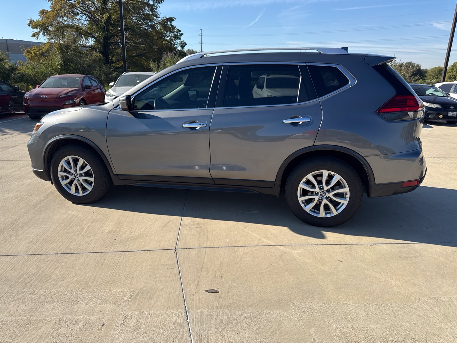 Used 2017 Nissan Rogue SV FWD image 6