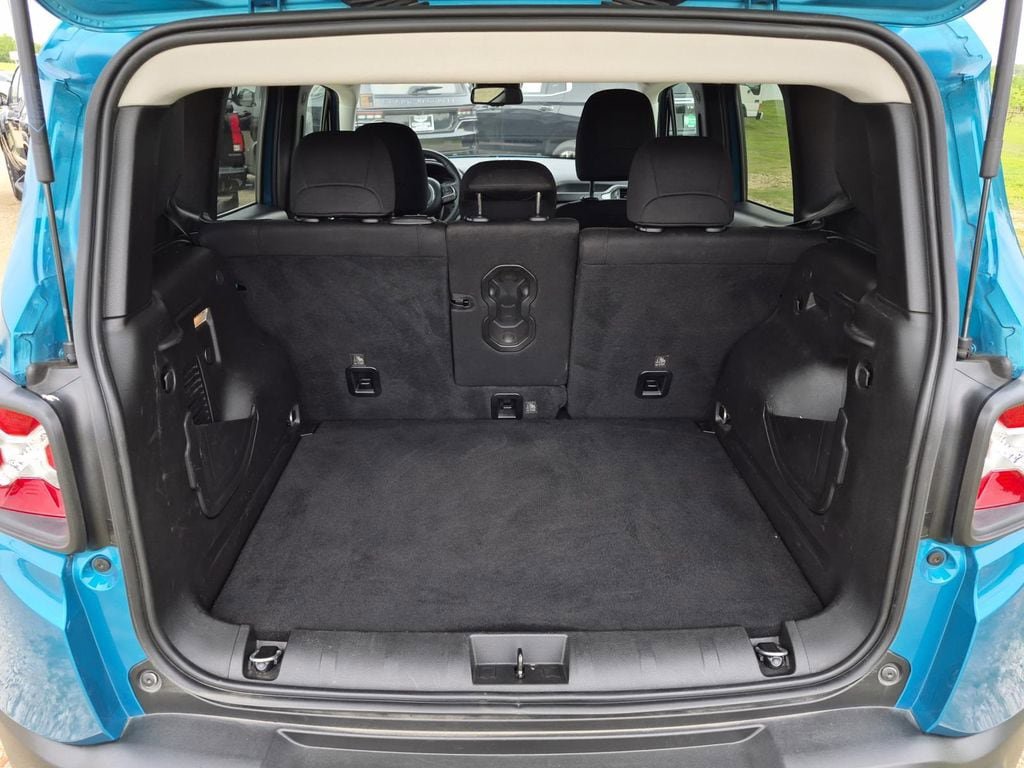 Used 2022 Jeep Renegade Latitude w/ Convenience Group AWD/4WD image 11