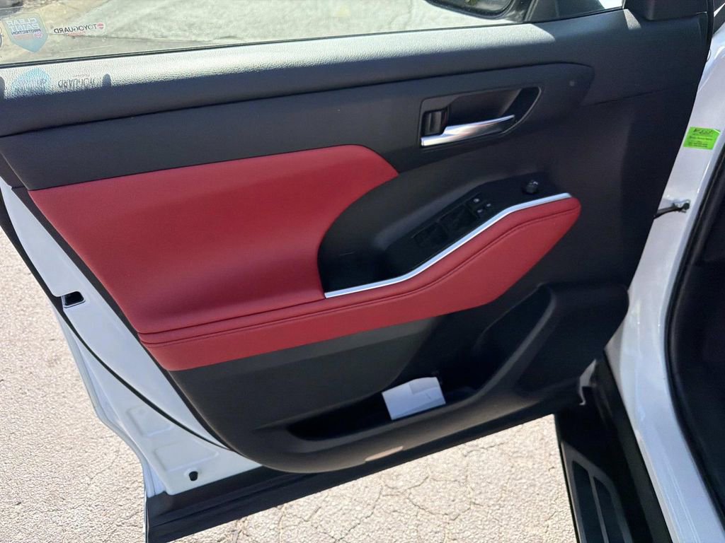 Used 2022 Toyota Highlander XSE FWD image 21