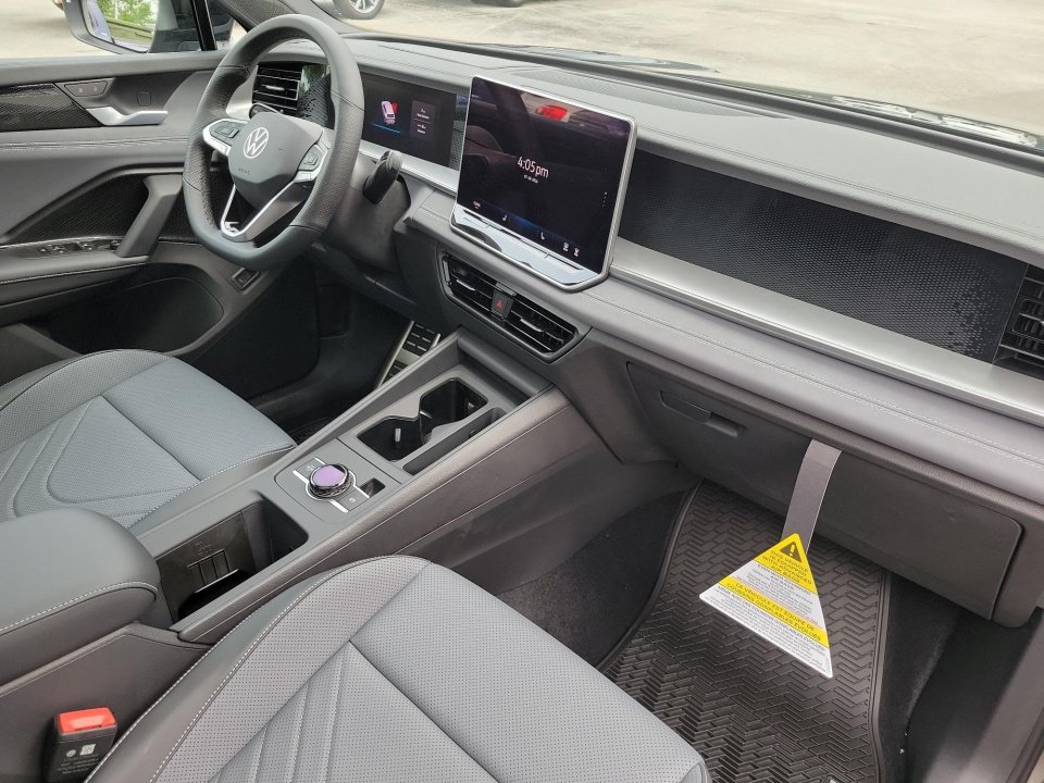 New 2026 Volkswagen Tiguan SE R-Line FWD image 28