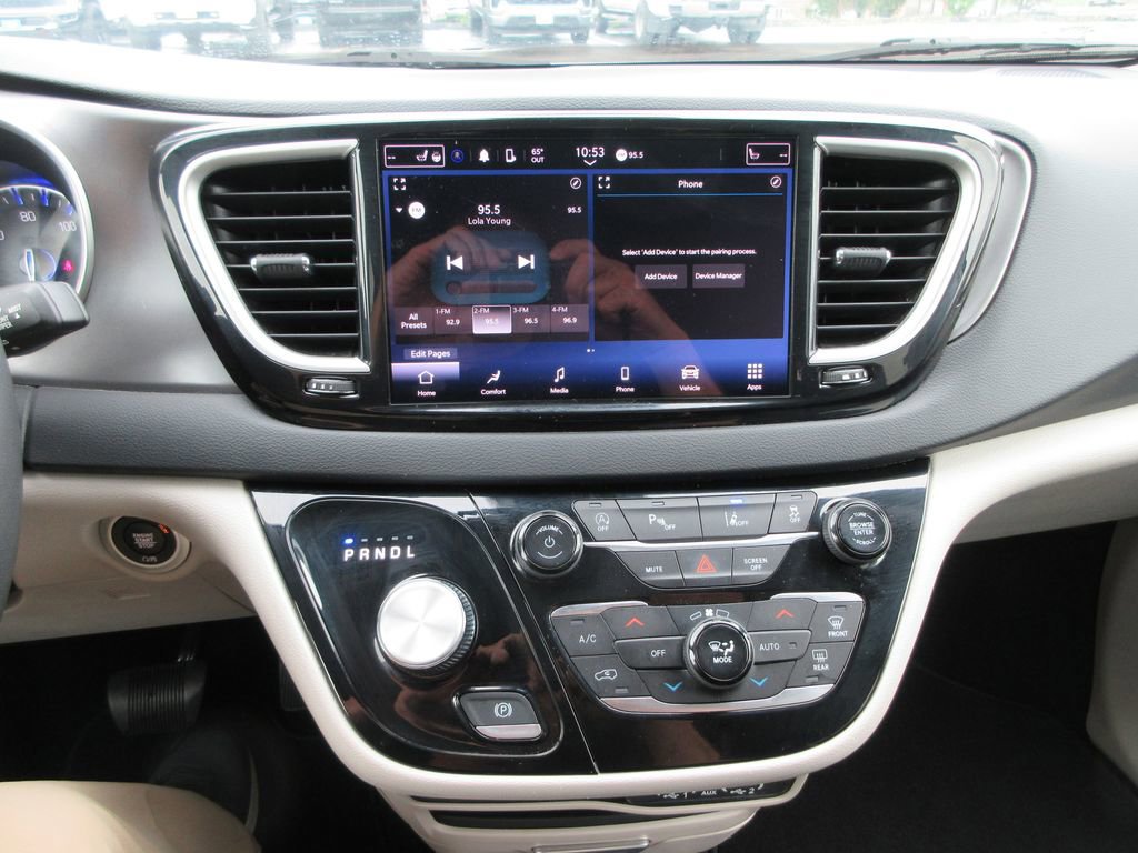 Used 2023 Chrysler Pacifica Touring-L image 30