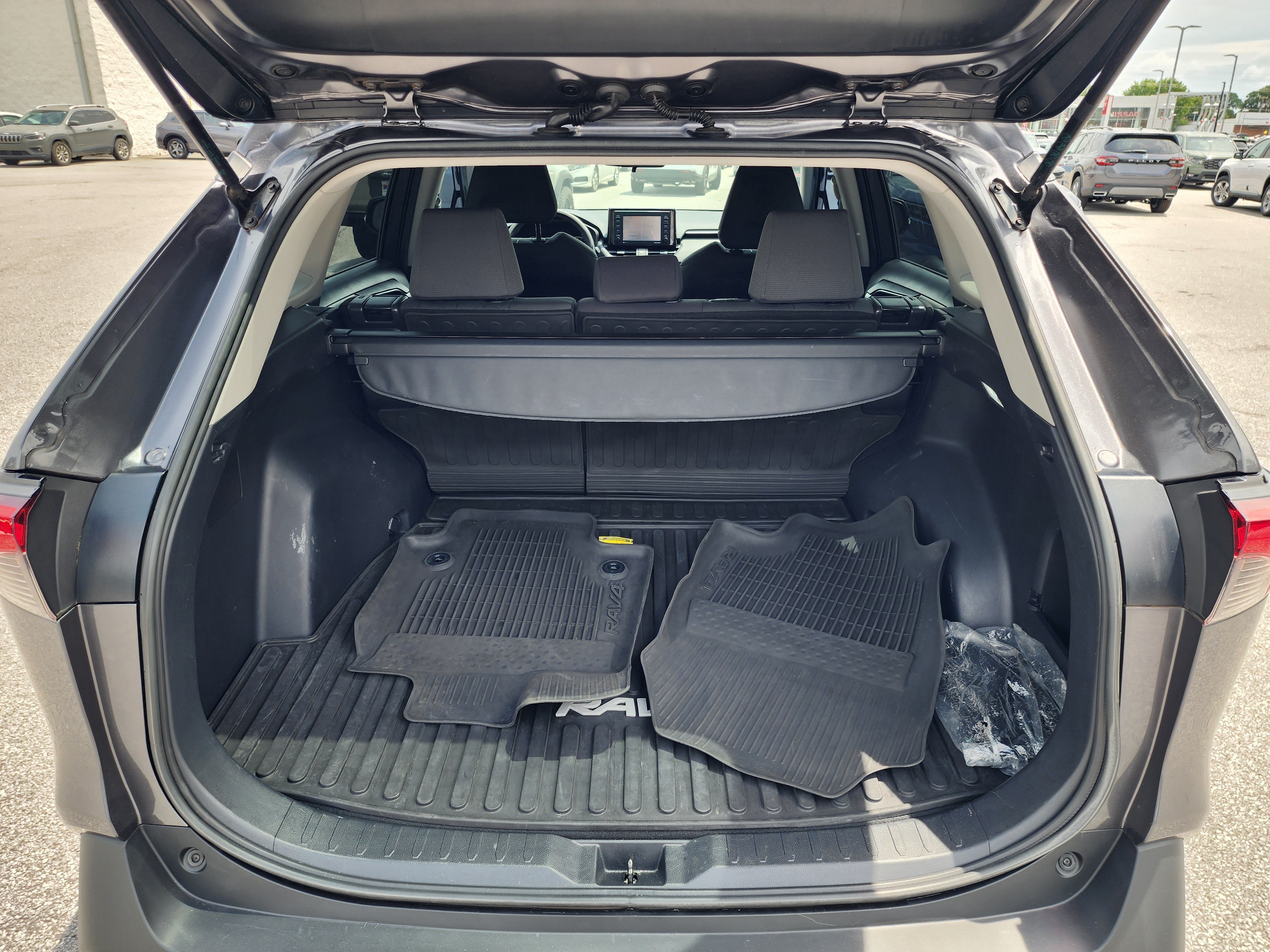 Used 2021 Toyota RAV4 XLE FWD image 6