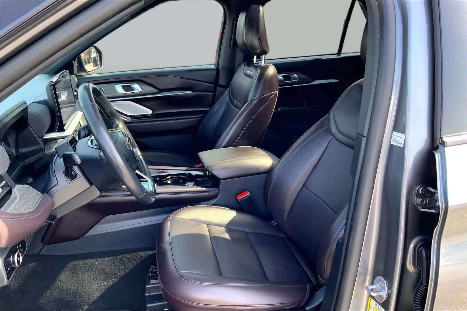 Certified 2025 Ford Explorer Platinum RWD image 8