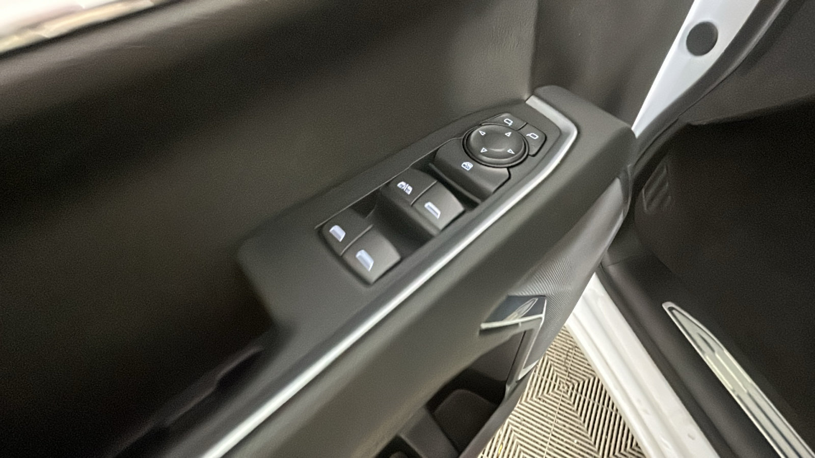 Used 2024 Chevrolet Silverado 1500 LT AWD/4WD image 12