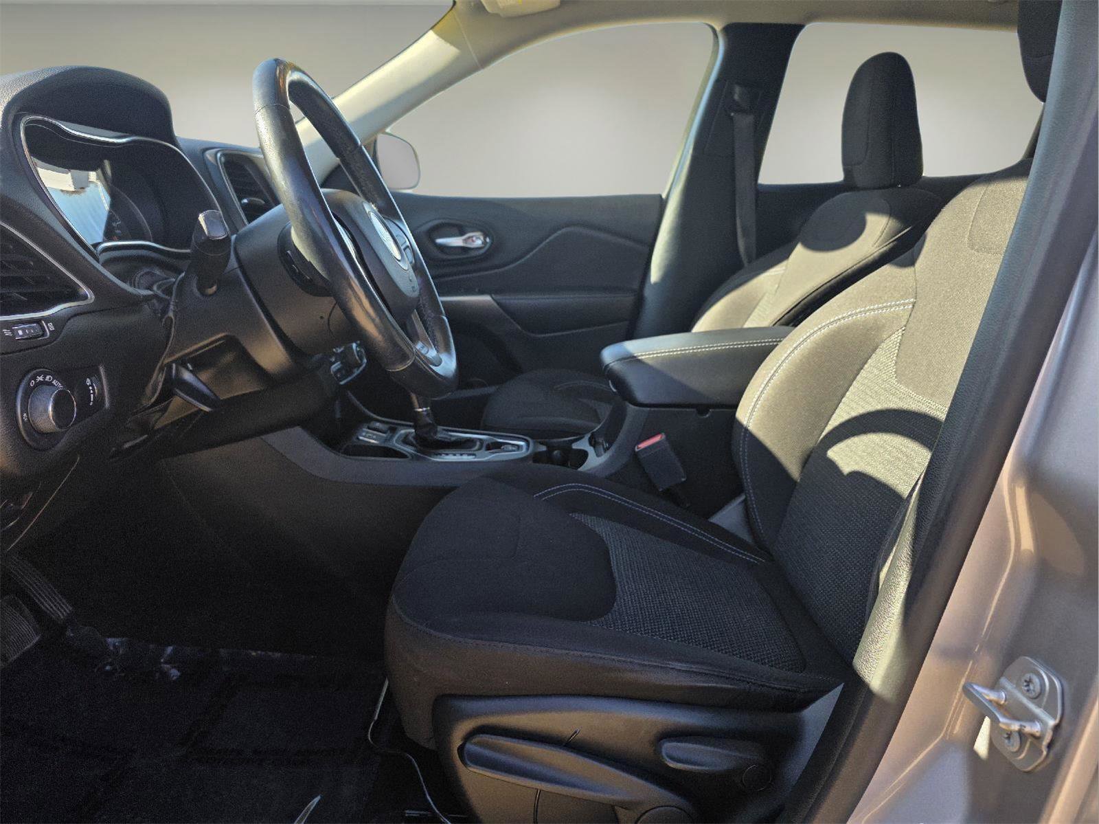 Used 2020 Jeep Cherokee Latitude w/ Cold Weather Group image 3