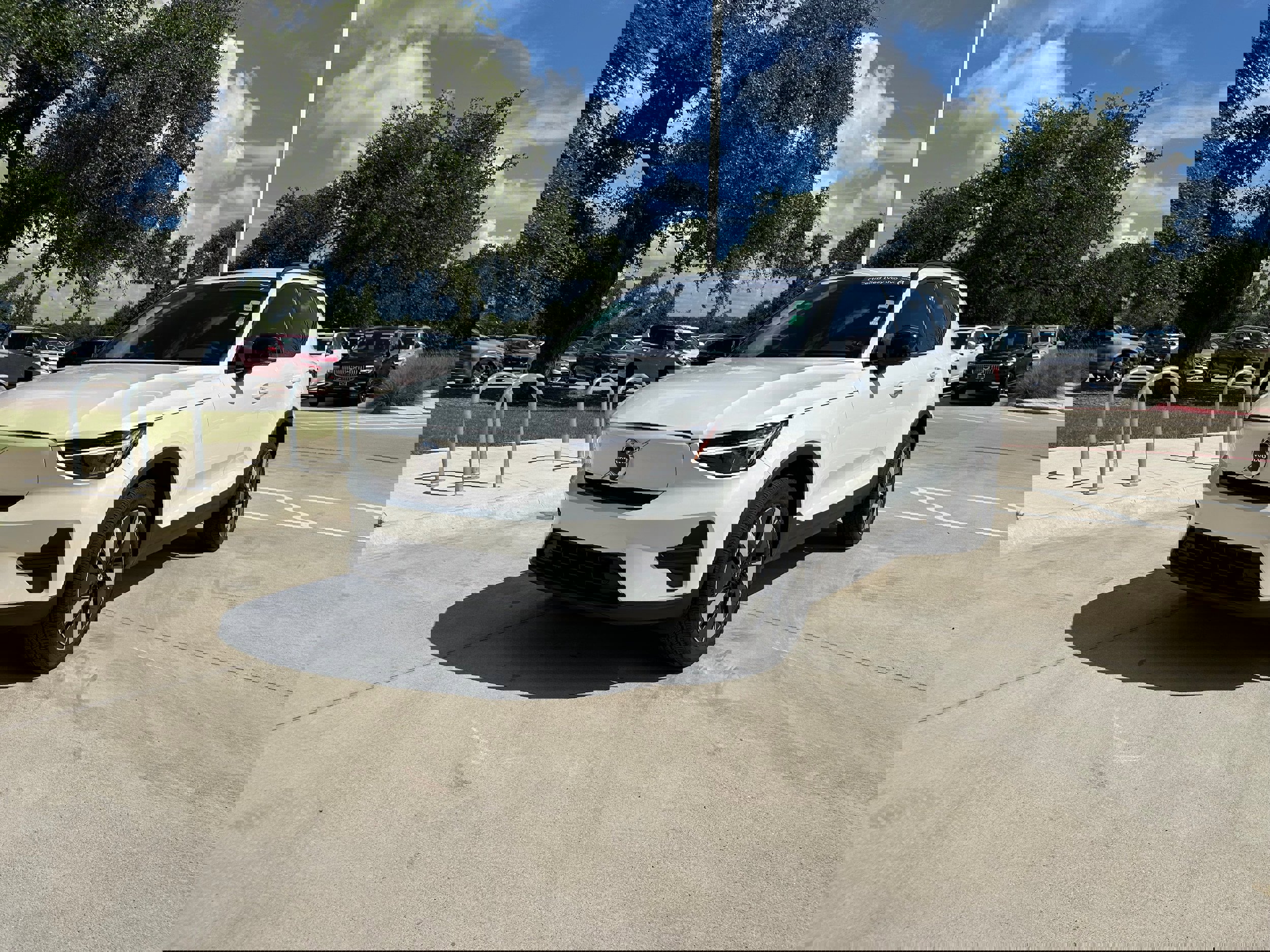 Used 2025 Volvo EX40 Core image 2