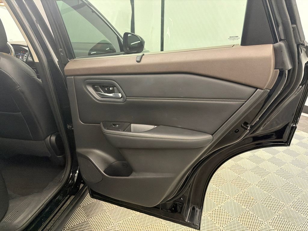Used 2023 Nissan Rogue SV w/ SV Premium B Package image 17