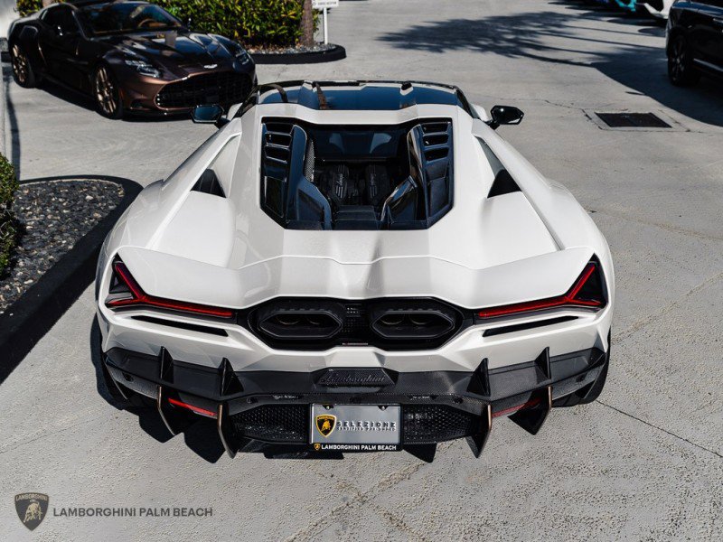 Used 2025 Lamborghini Revuelto image 4