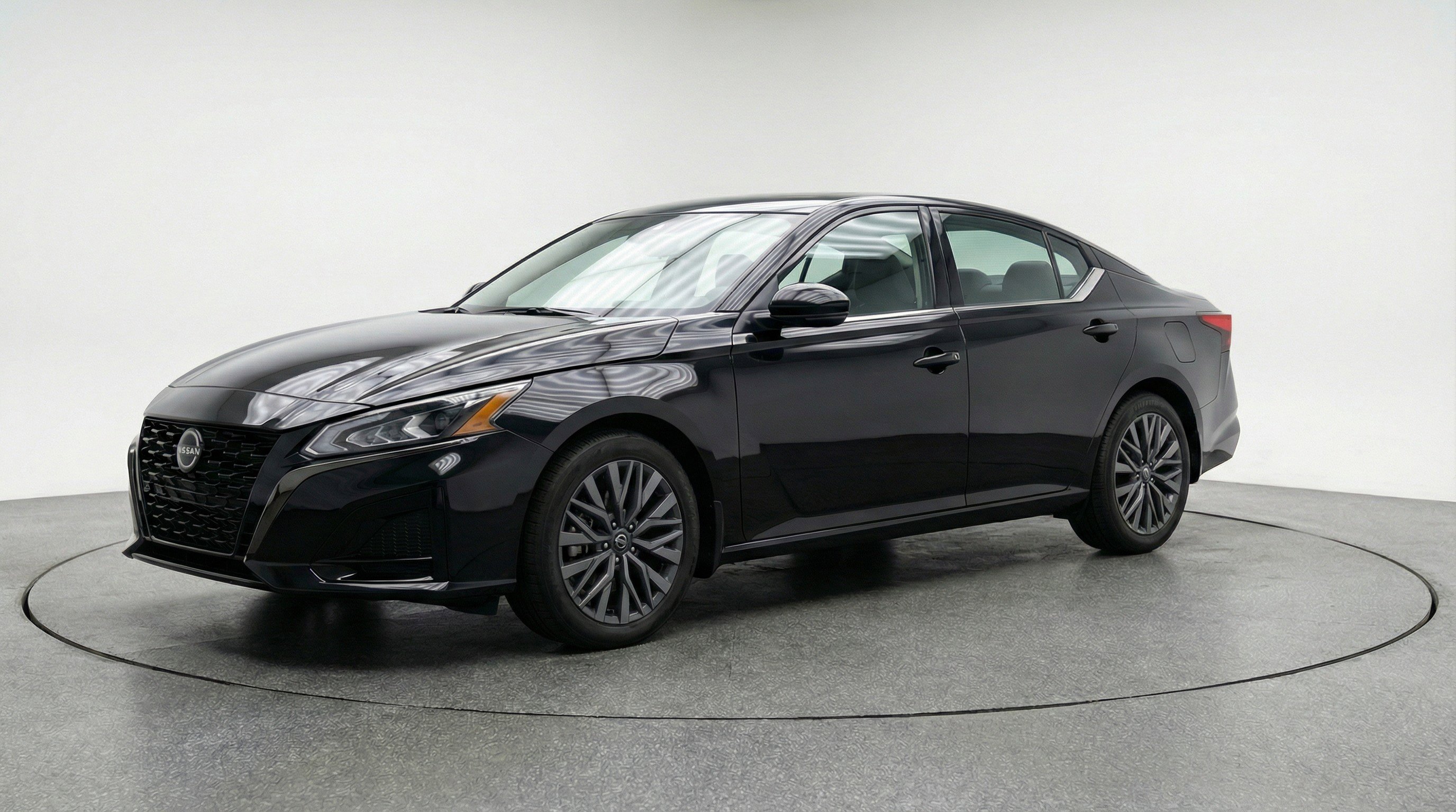 Used 2025 Nissan Altima 2.5 SV FWD image 3