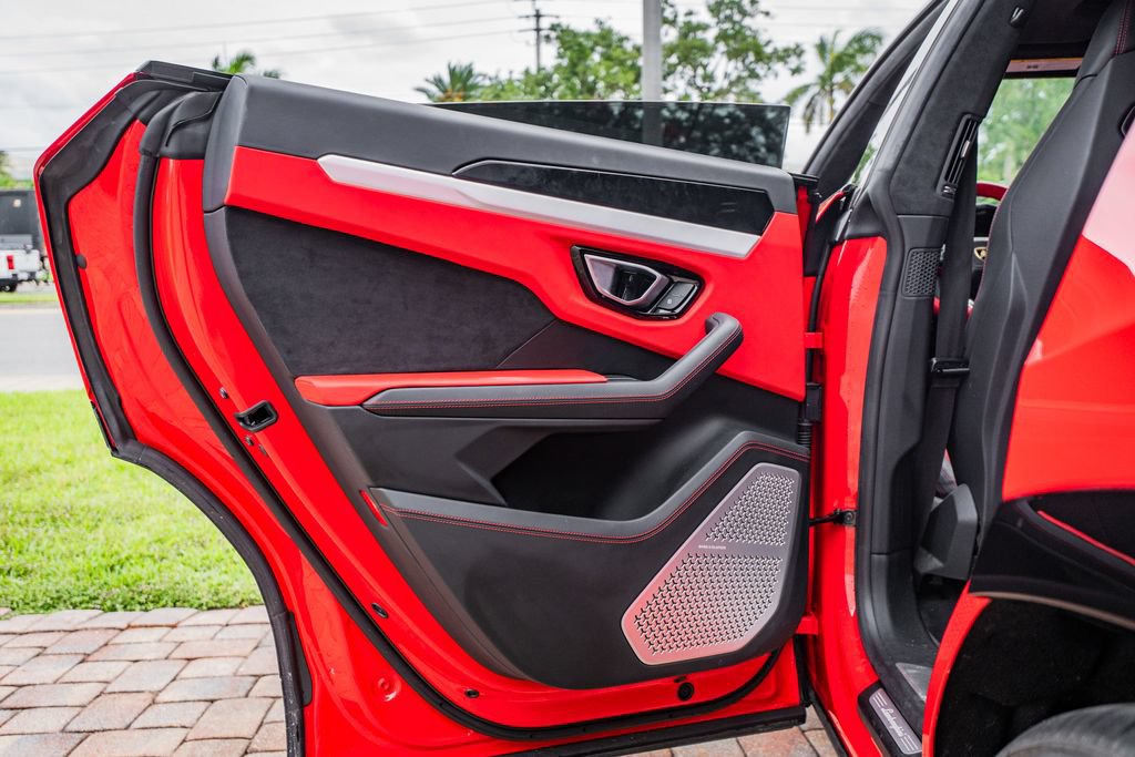 Used 2020 Lamborghini Urus AWD/4WD image 36