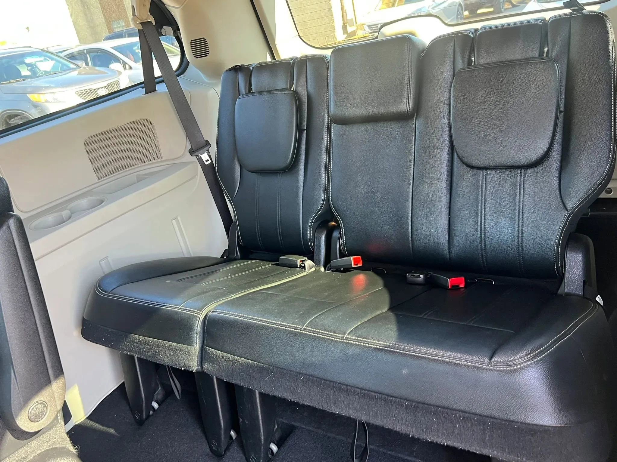 Used 2016 Chrysler Town & Country Touring w/ Driver Convenience Group image 29