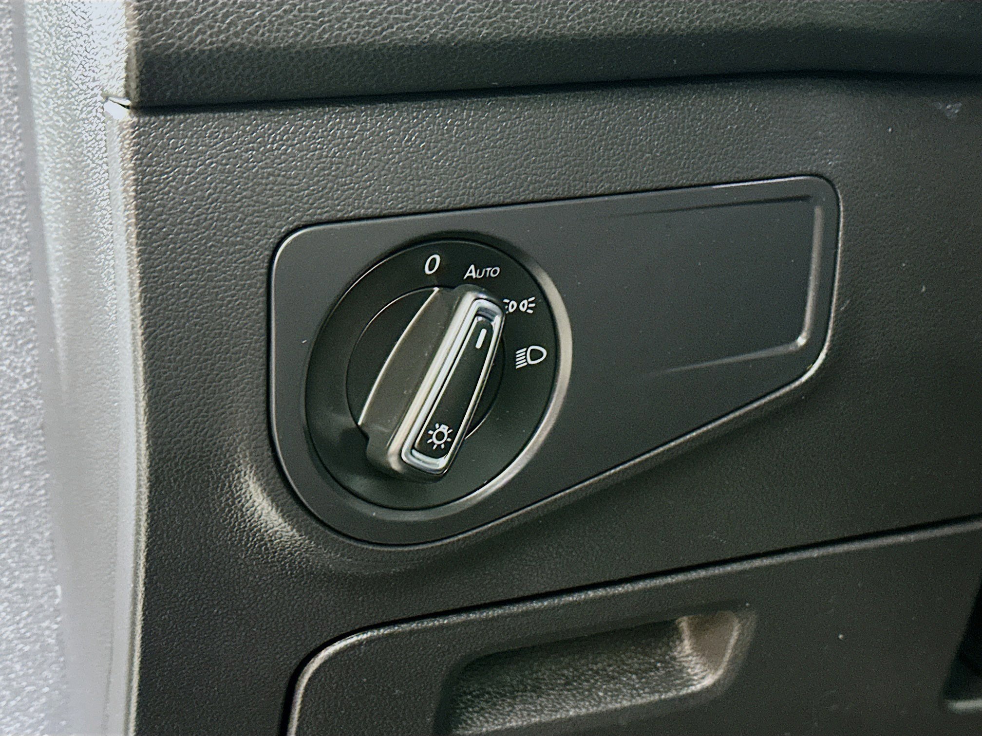 Used 2021 Volkswagen Tiguan SE image 10