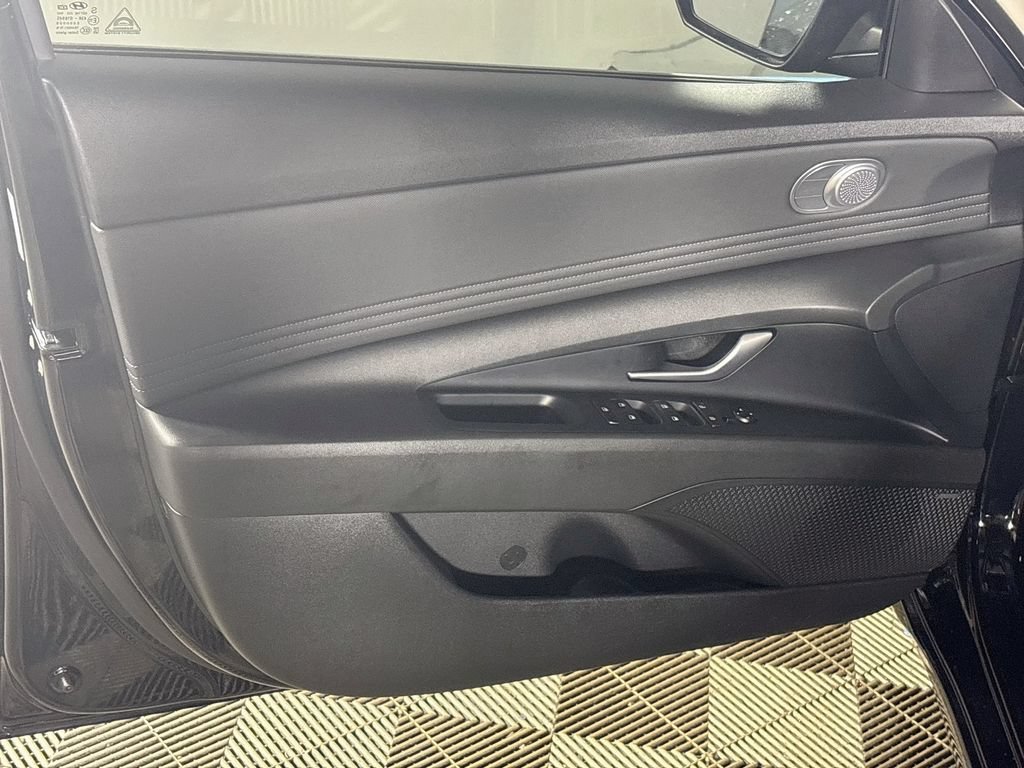 Used 2023 Hyundai Elantra Limited FWD image 10