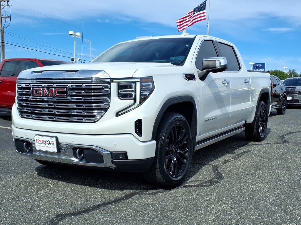 Used 2023 GMC Sierra 1500 Denali w/ Technology Package AWD/4WD image 3