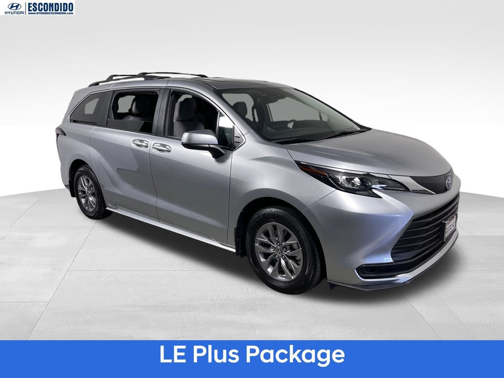 Used 2025 Toyota Sienna LE w/ LE Plus Package FWD image 7