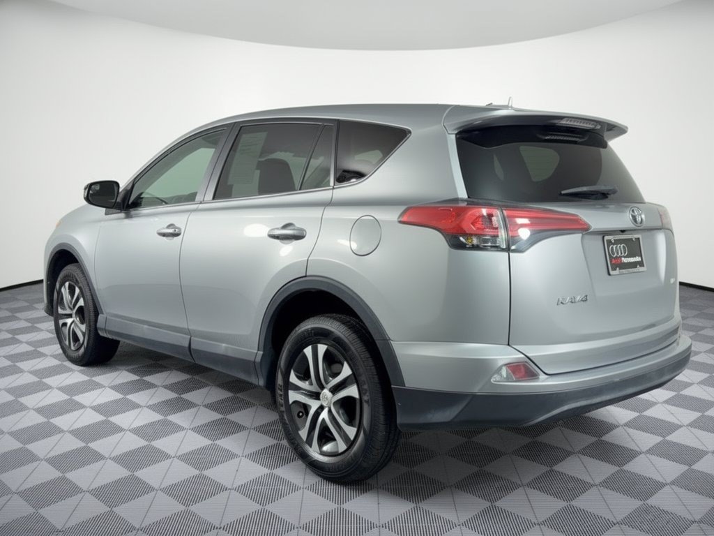 Used 2018 Toyota RAV4 LE FWD image 3