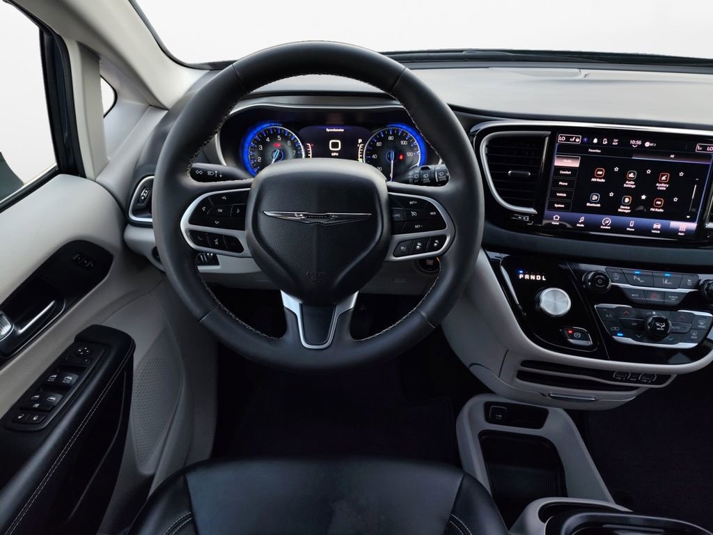 Used 2023 Chrysler Pacifica Touring-L image 19