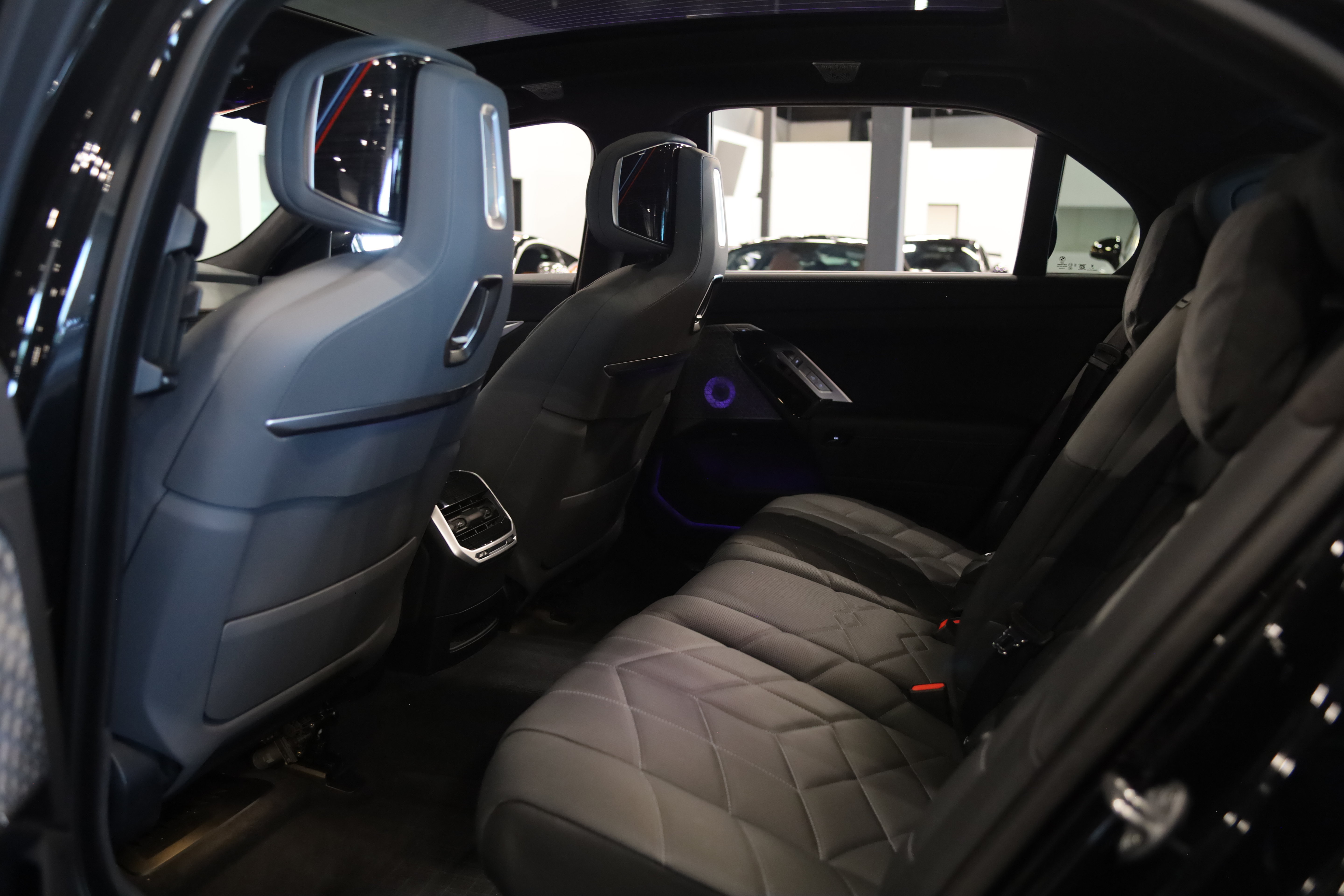 Used 2024 BMW 760i xDrive w/ Executive Package AWD/4WD image 39