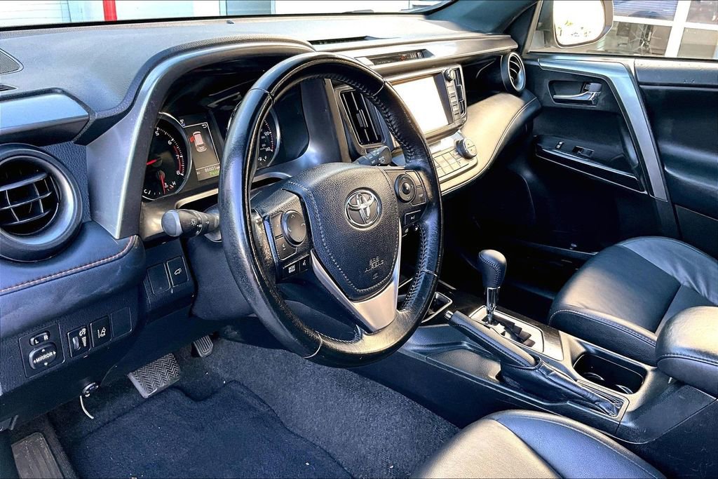 Used 2018 Toyota RAV4 SE w/ Advanced Technology Package image 17
