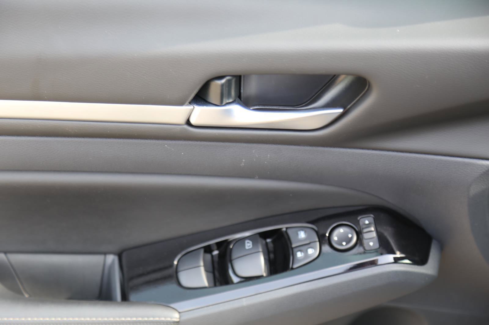 Used 2025 Nissan Altima 2.5 SR w/ SR Premium Package FWD image 6