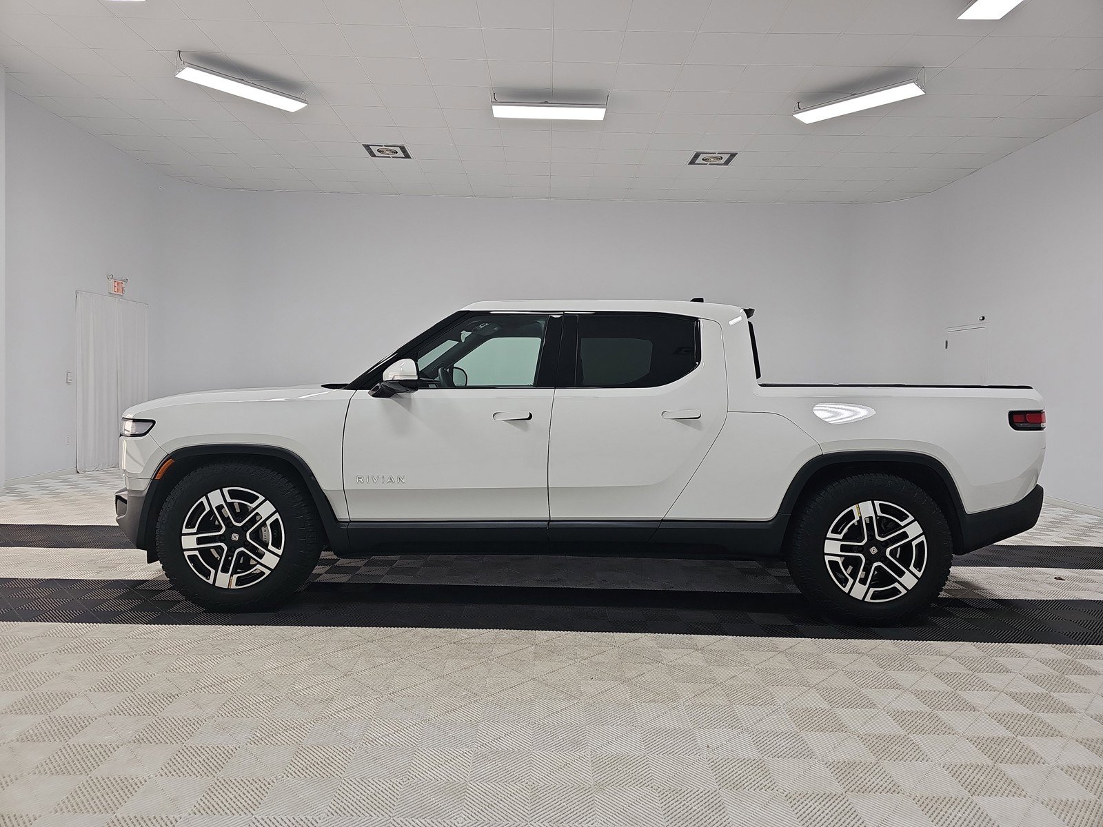Used 2023 Rivian R1T Adventure image 2