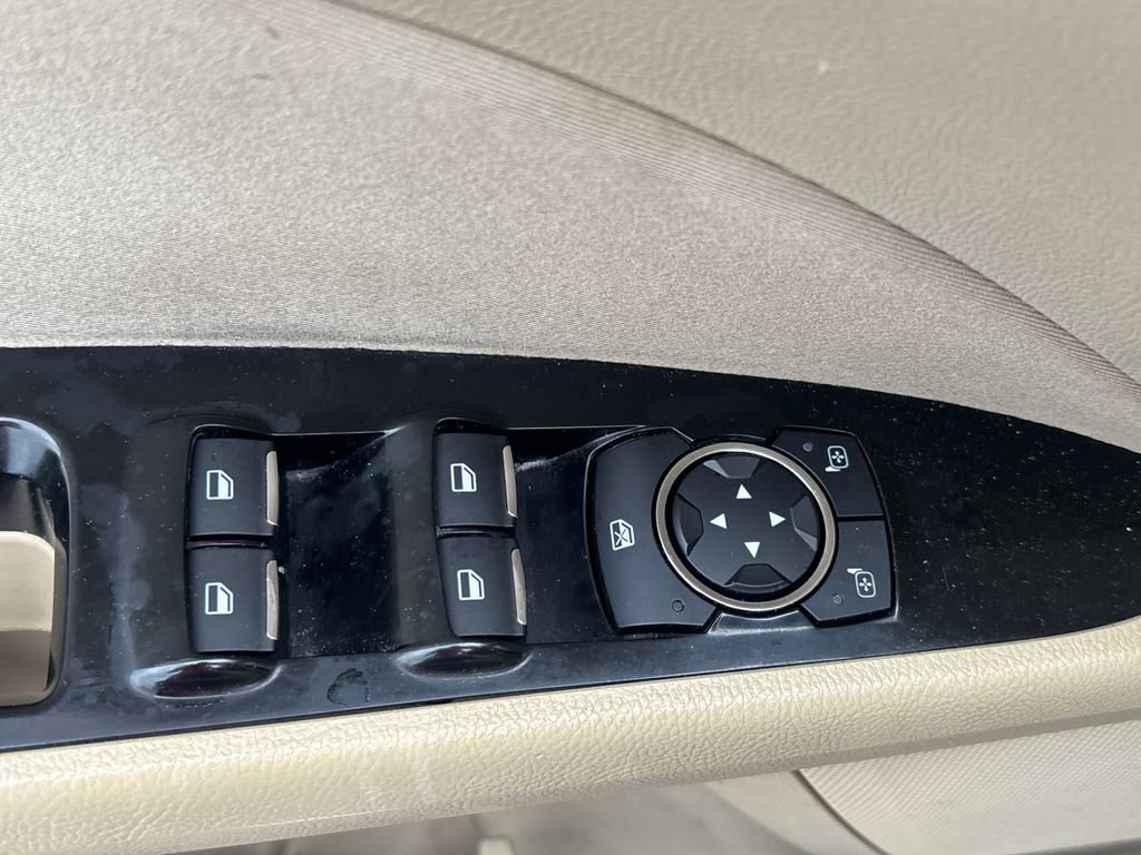 Used 2015 Ford Fusion SE FWD image 11