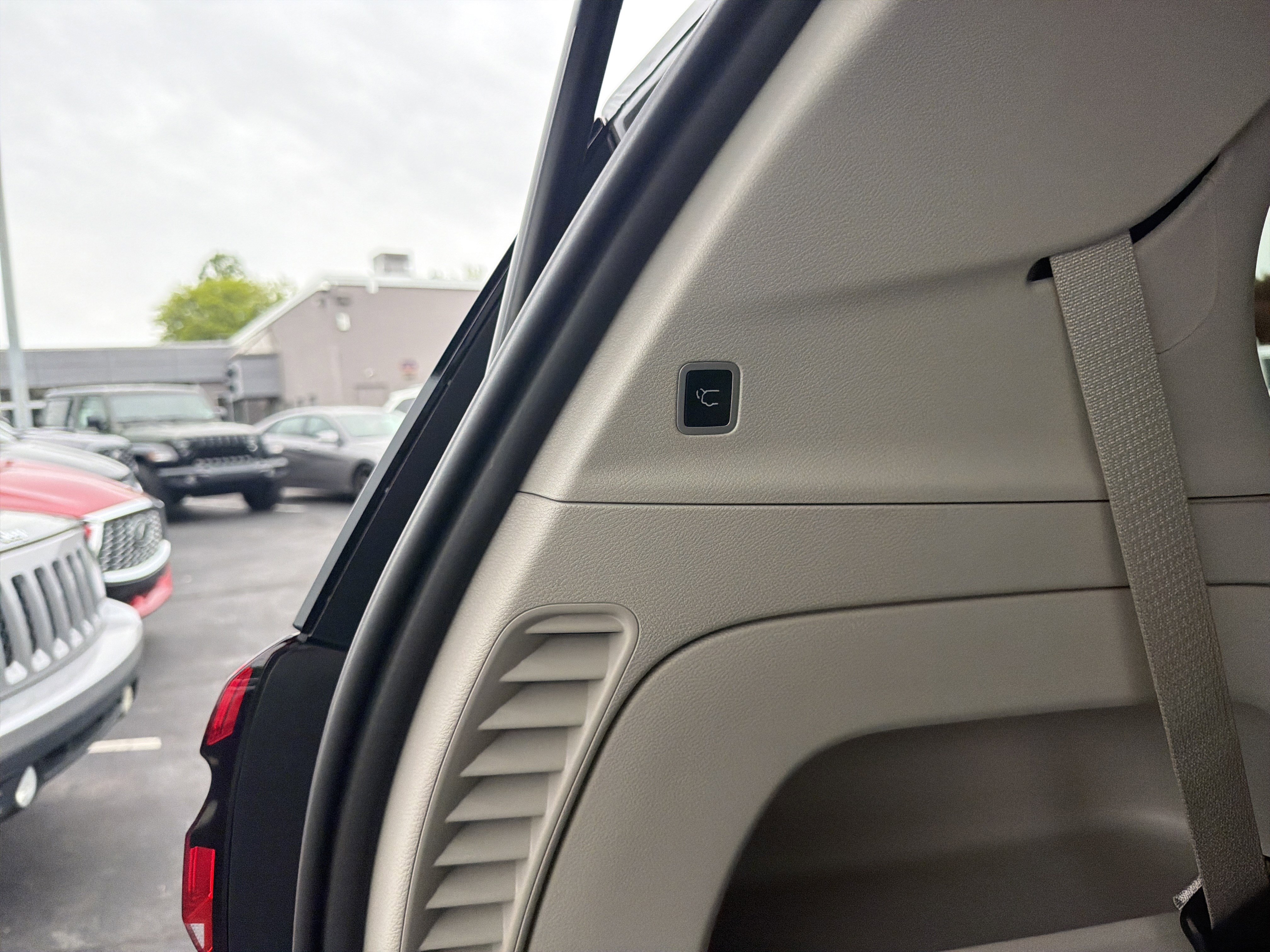 Used 2024 Chrysler Pacifica Limited FWD image 10